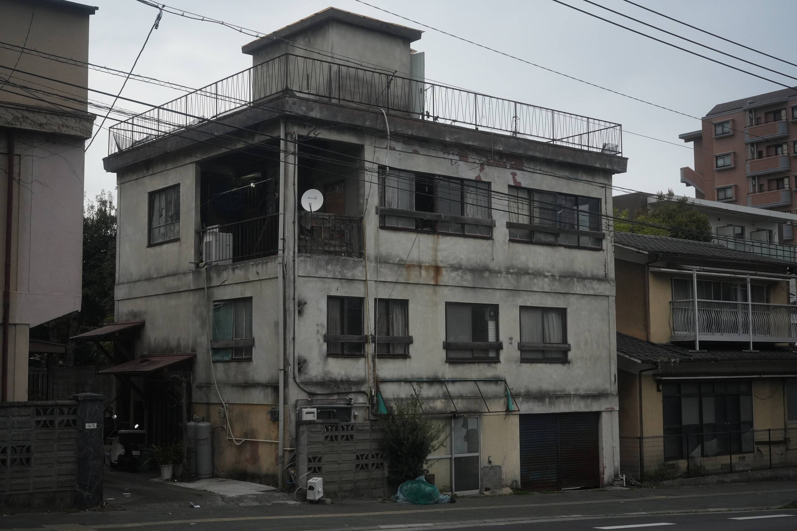 An image of abandoned building.